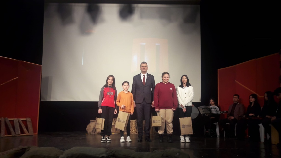 İlçemizde düzenlenen şiir yarışmasında öğrencimiz Eslem Özdemir 2. olarak dereceye girdi.